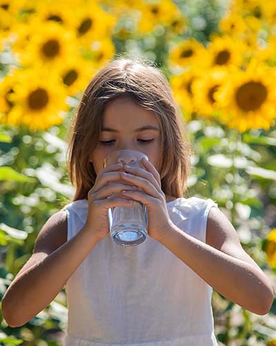 Dziecko pije zdrową filtrowaną wodę